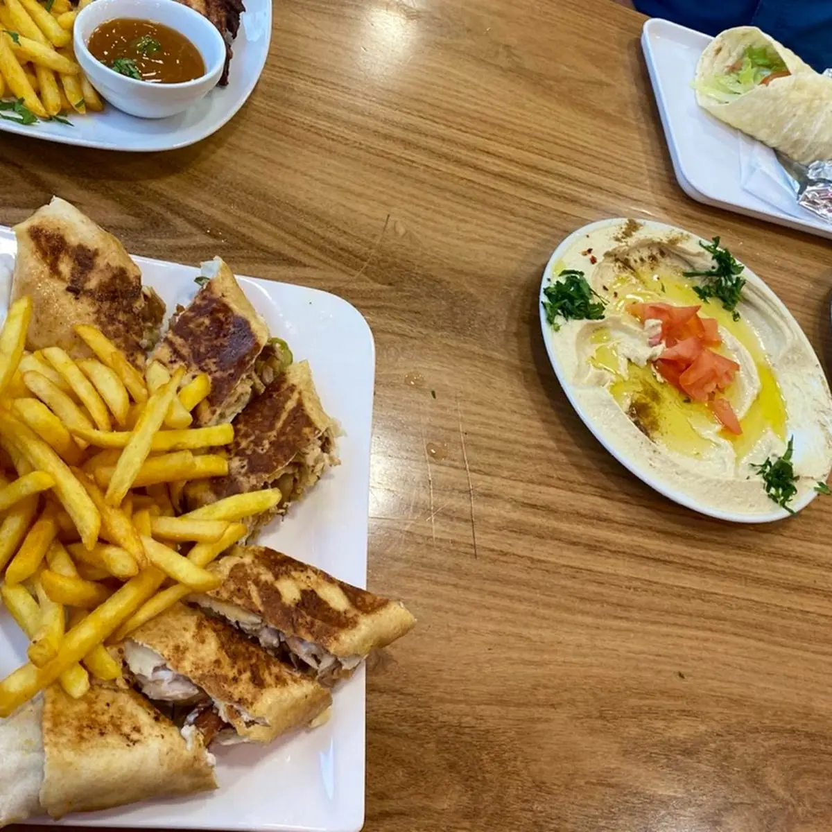 شاورما عربي مع بطاطا مقلية بوميز
